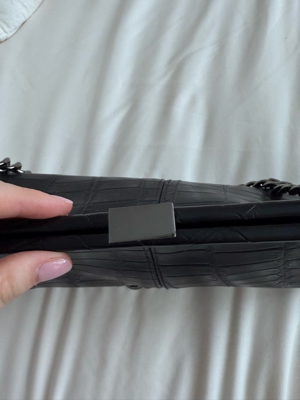 Crocodile-embossed Clutch with Silver Chain - Picture 12 of 12